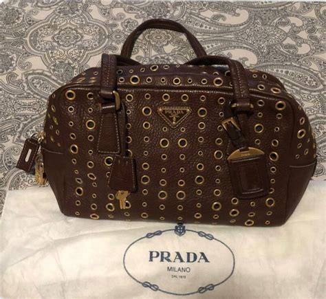 prada ledertasche mit muster|Prada.